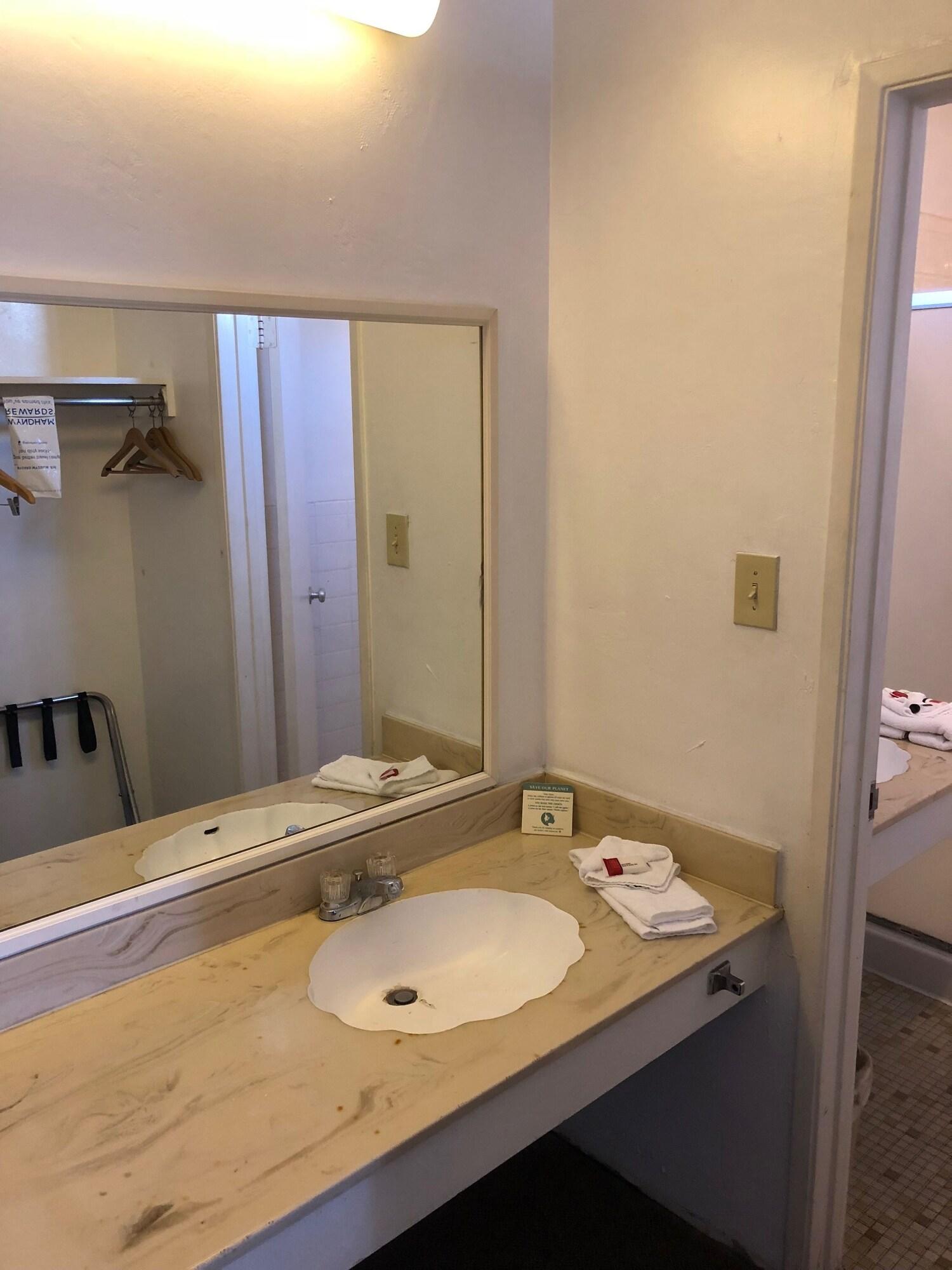 Days Inn By Wyndham Camarillo - Ventura Bagian luar foto