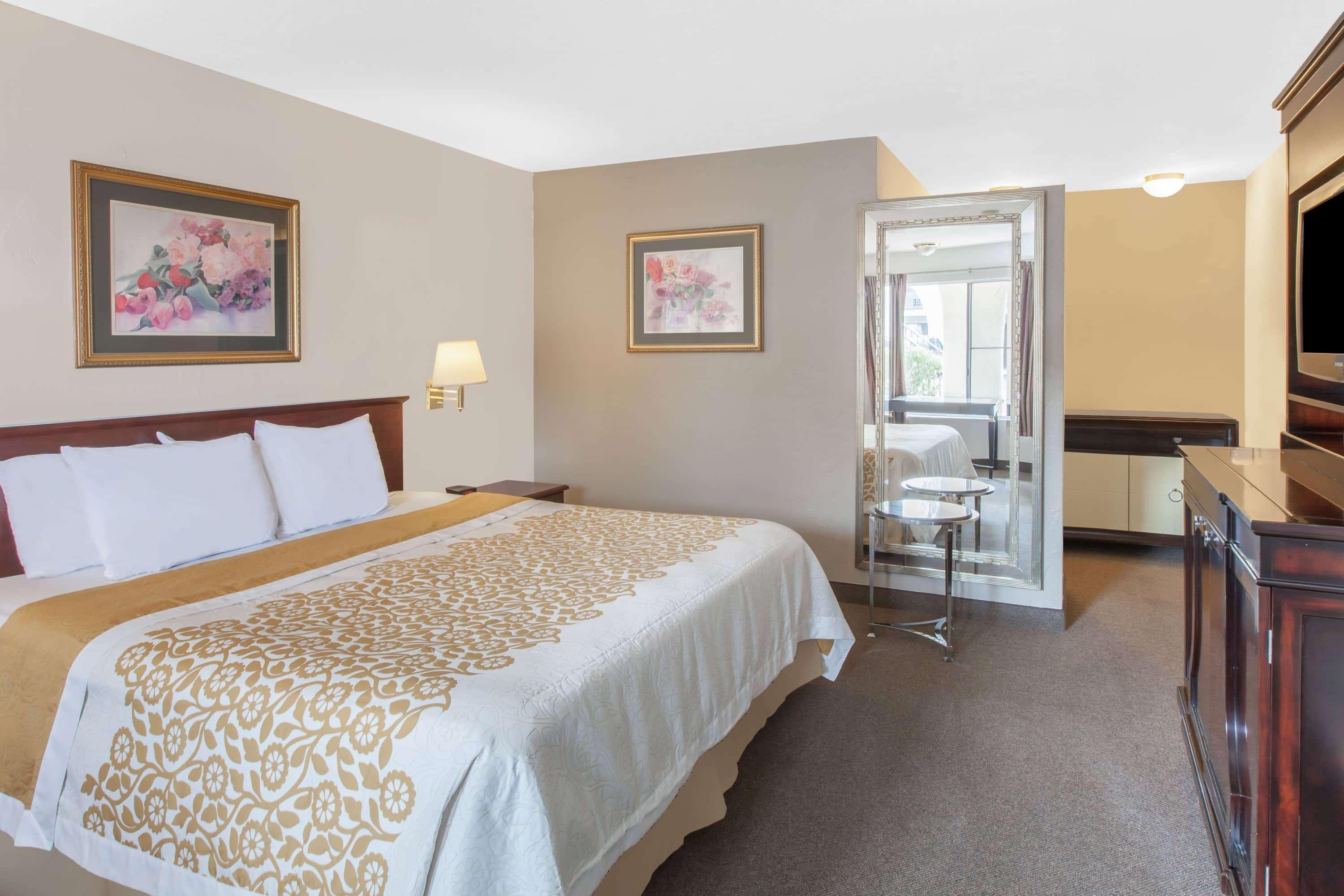 Days Inn By Wyndham Camarillo - Ventura Bagian luar foto
