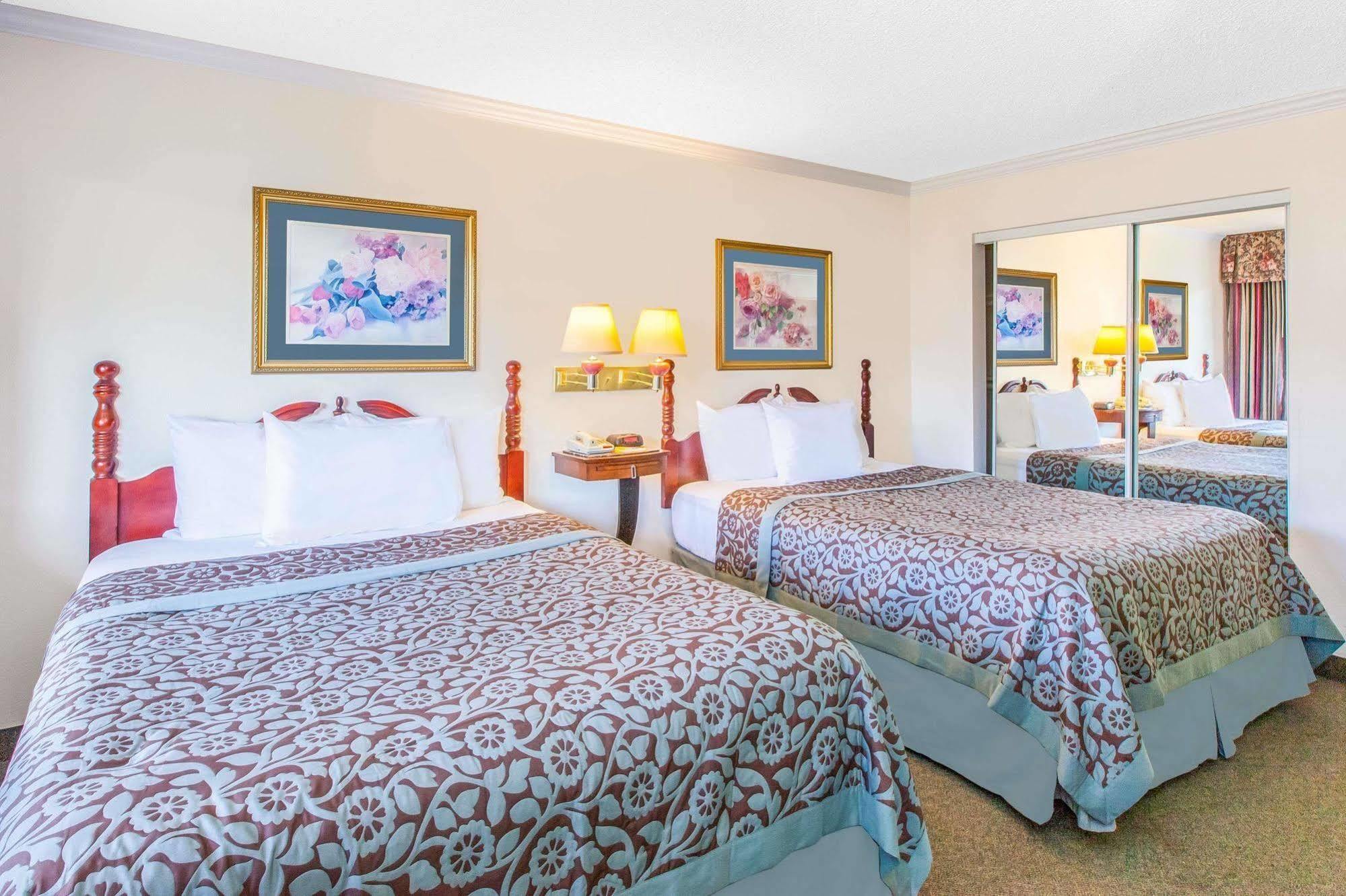 Days Inn By Wyndham Camarillo - Ventura Bagian luar foto